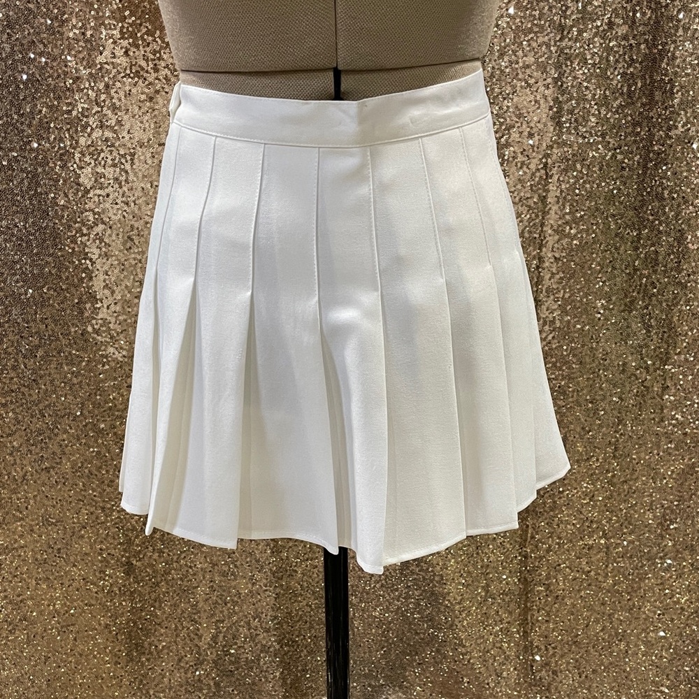 Chic White Pleated Mini Skirt. Size M. 28 inch waist.